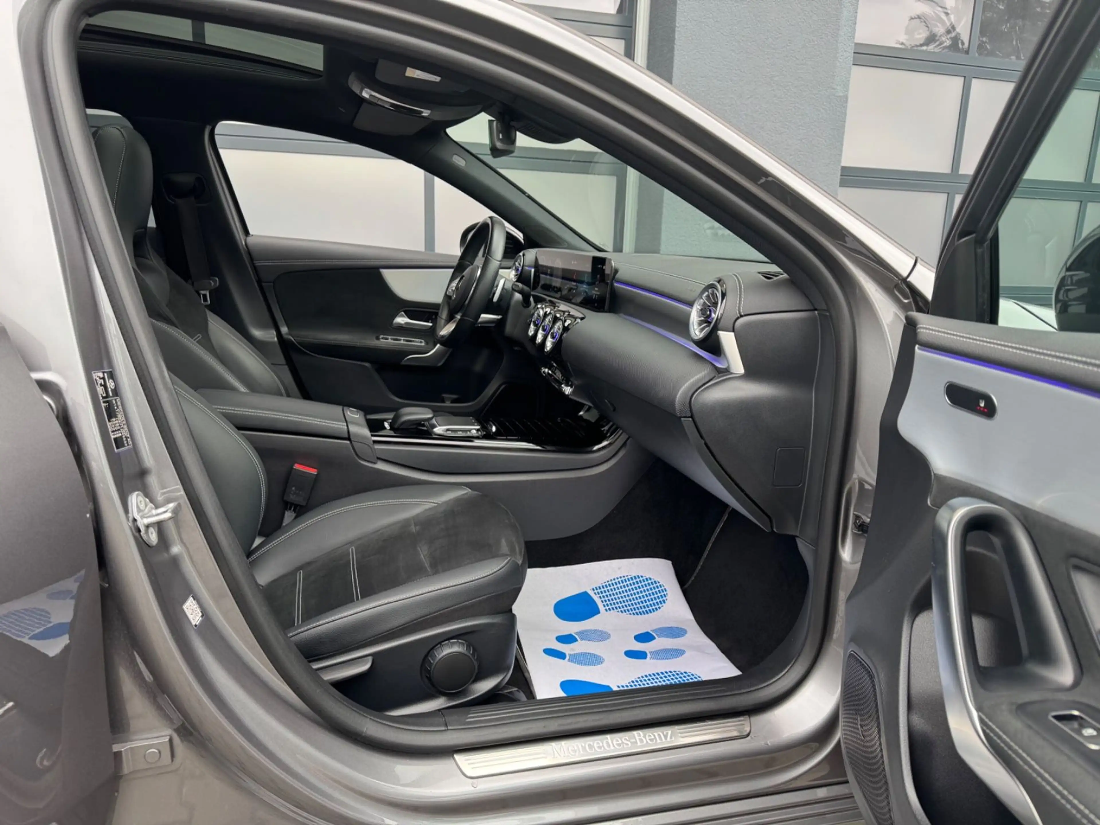 Mercedes-Benz A 200 AMG LINE / Edition PANO/LED/NIGHTP./MBUX — photo 13