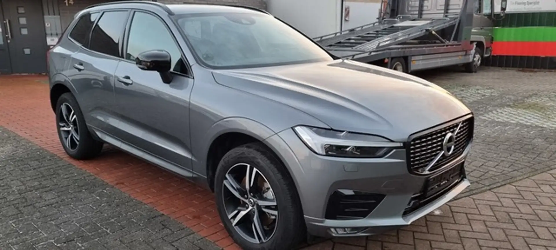 Volvo XC60 R Design AWD Navi,Leder,Kamera,usw... Grijs - 2