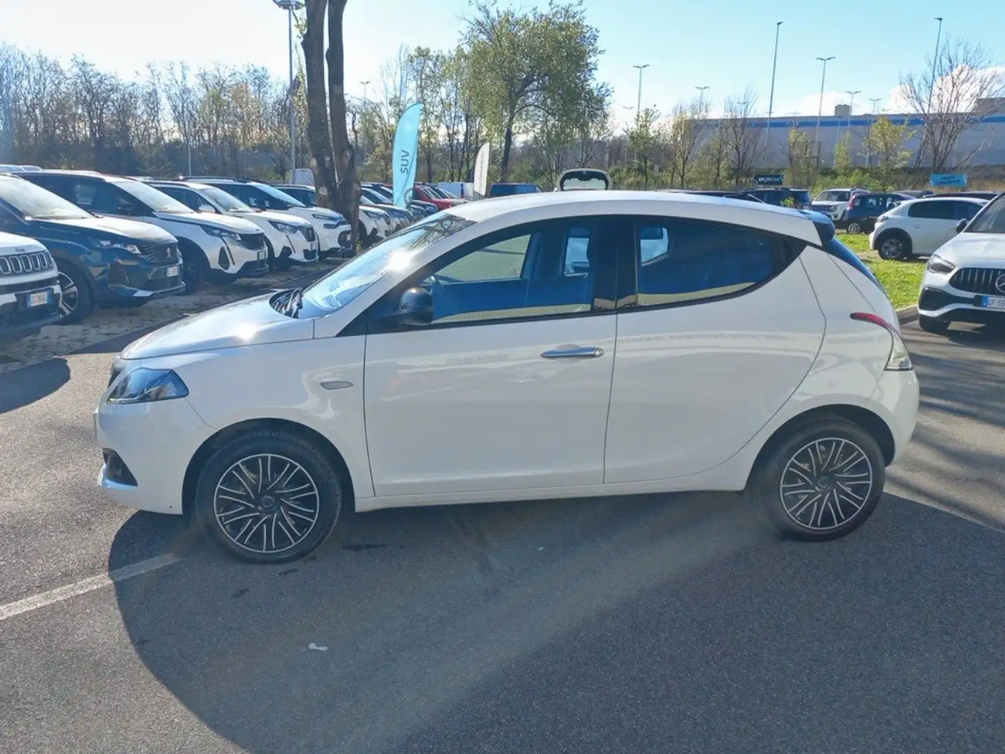 Lancia Ypsilon 1.0 FireFly 70cv Hybrid Gold Bianco - 2