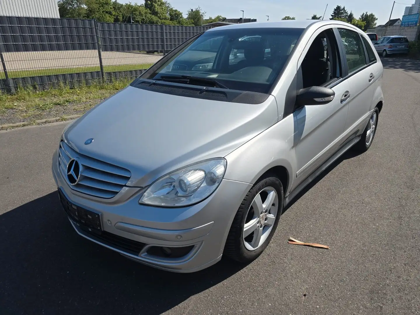 Mercedes-Benz B 170 B -Klasse,HU+AU bis 06.2027,Automatik Stříbrná - 1