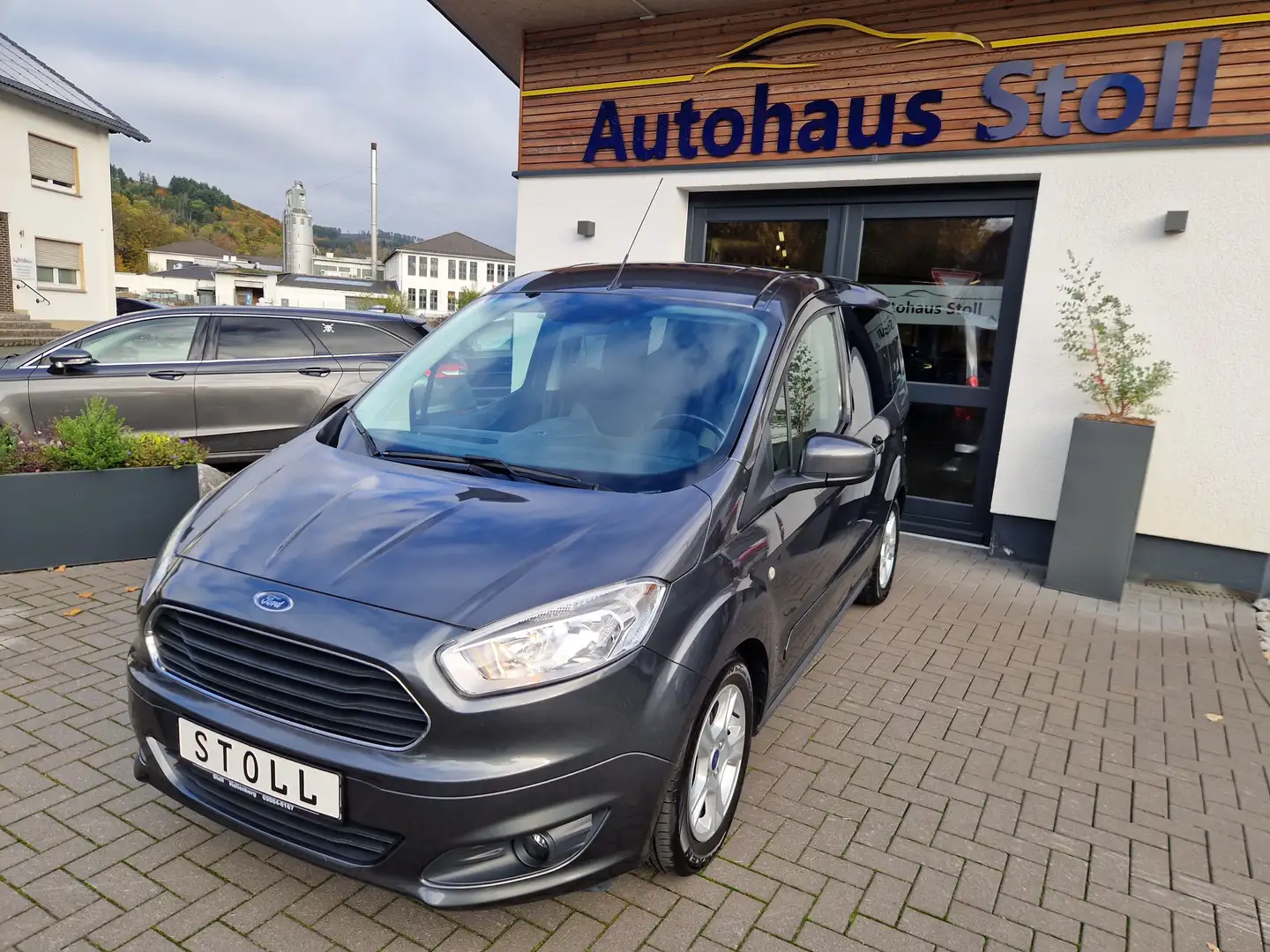 Ford Tourneo Courier Trend Grau - 1