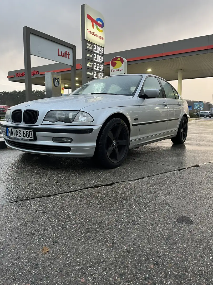 BMW 323 323i - 1