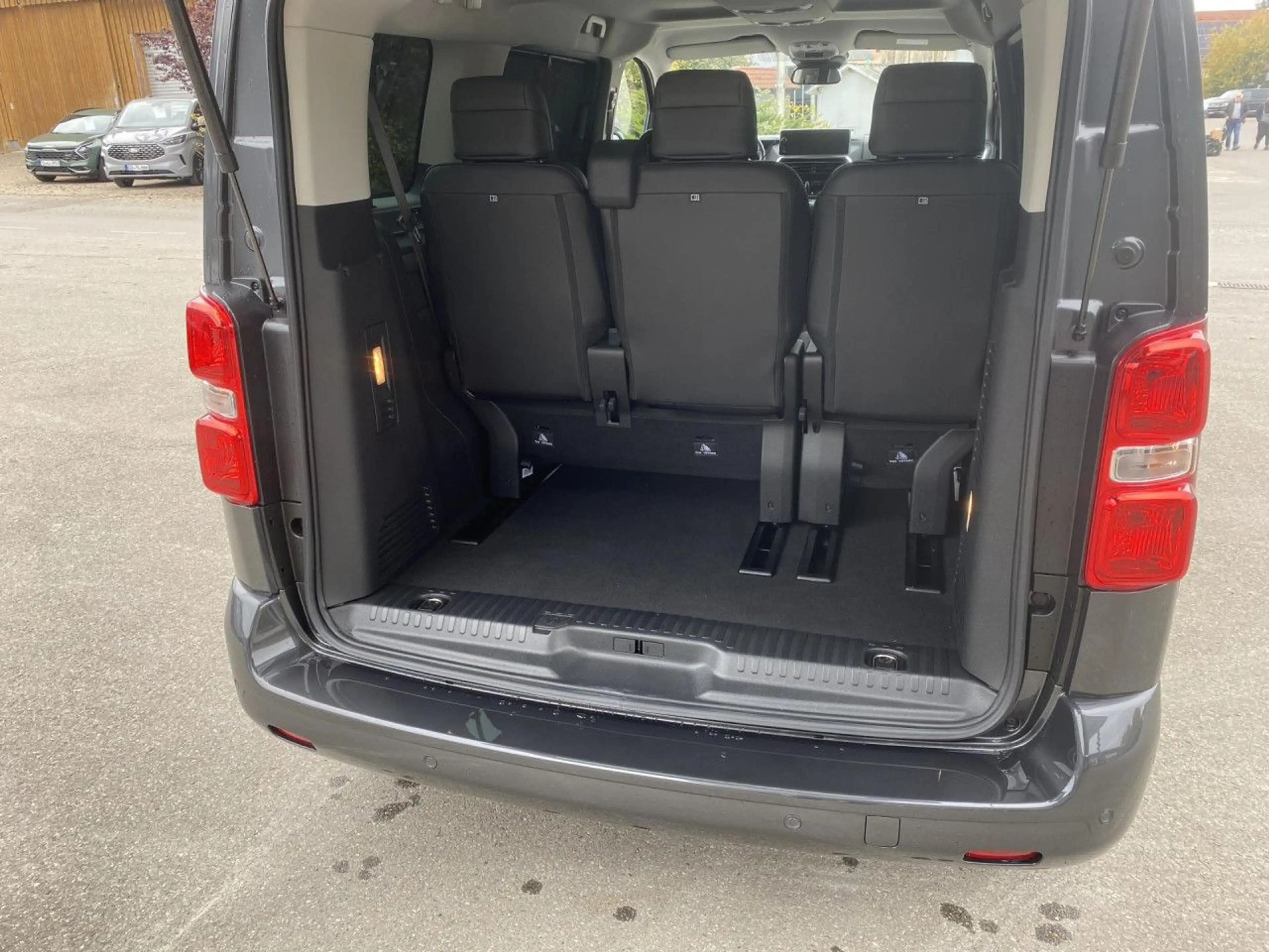Peugeot Traveller L2 Allure Facelift 2.0 BlueHDi 180 EAT8 — photo 10