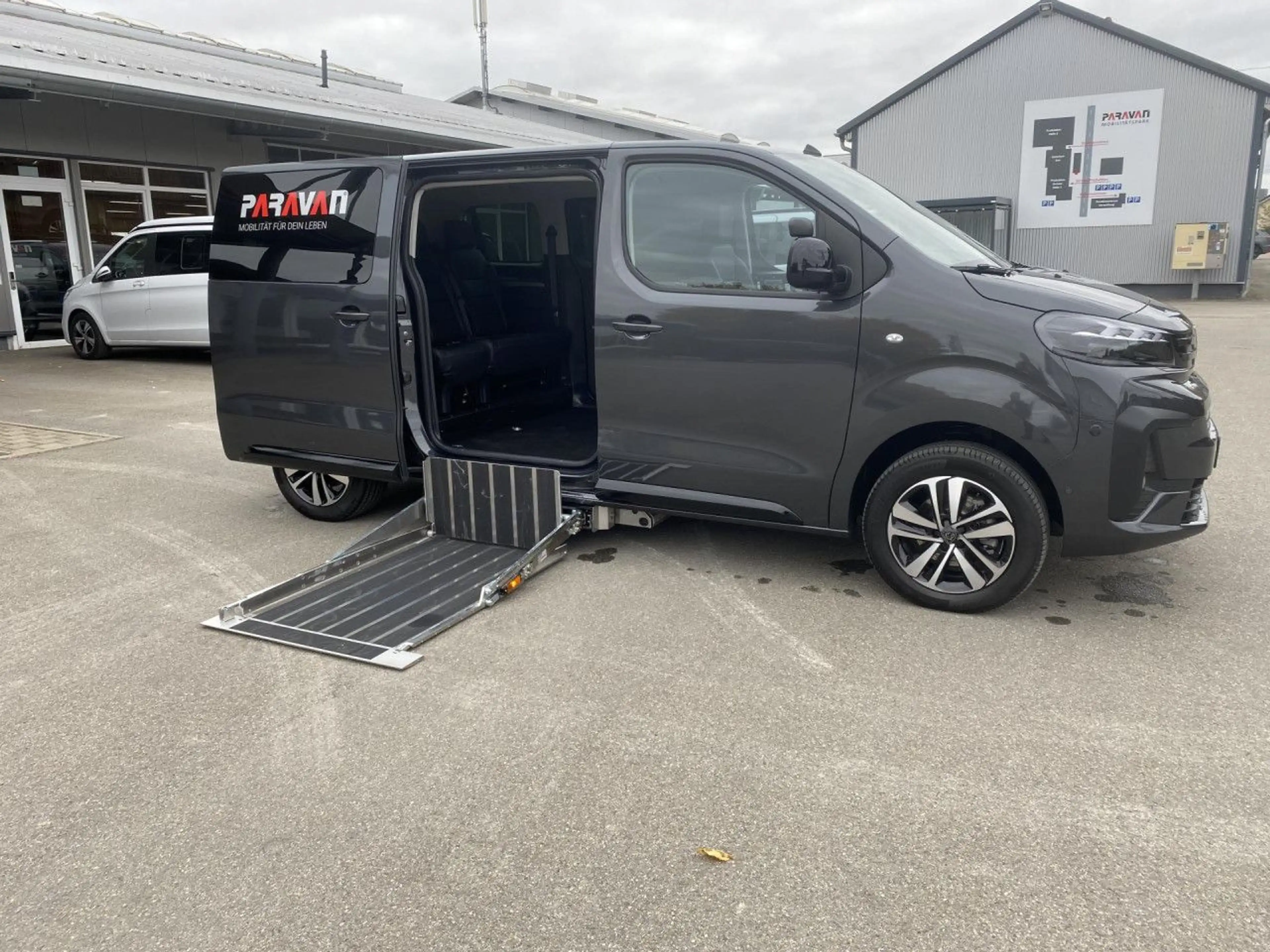 Peugeot Traveller L2 Allure Facelift 2.0 BlueHDi 180 EAT8 — photo 9