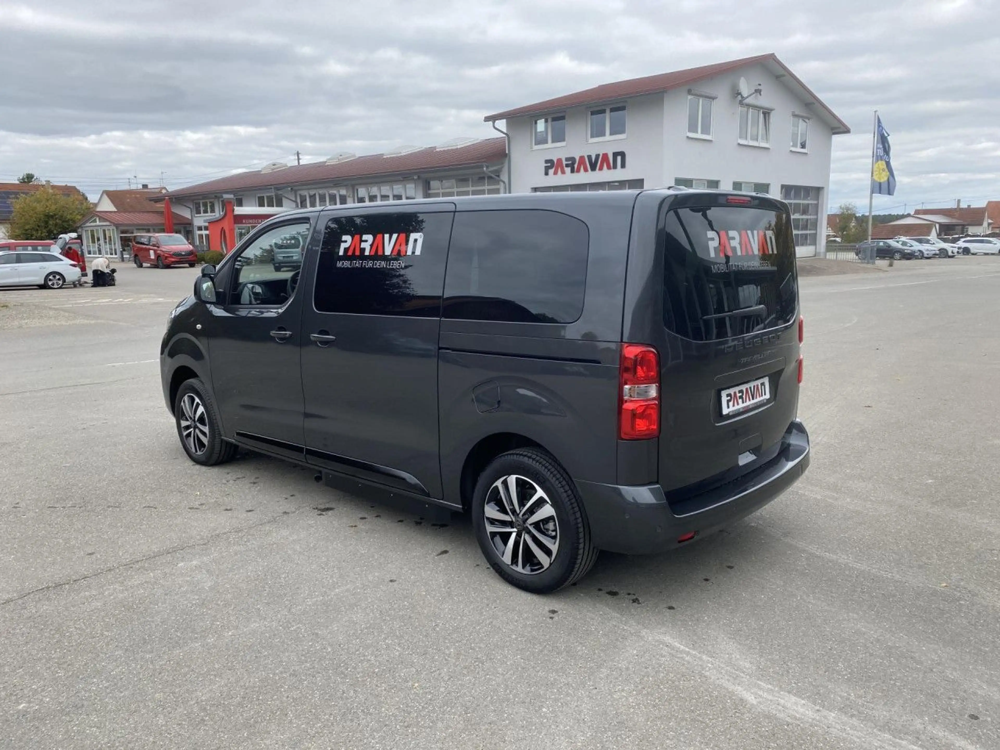 Peugeot Traveller L2 Allure Facelift 2.0 BlueHDi 180 EAT8 — photo 3