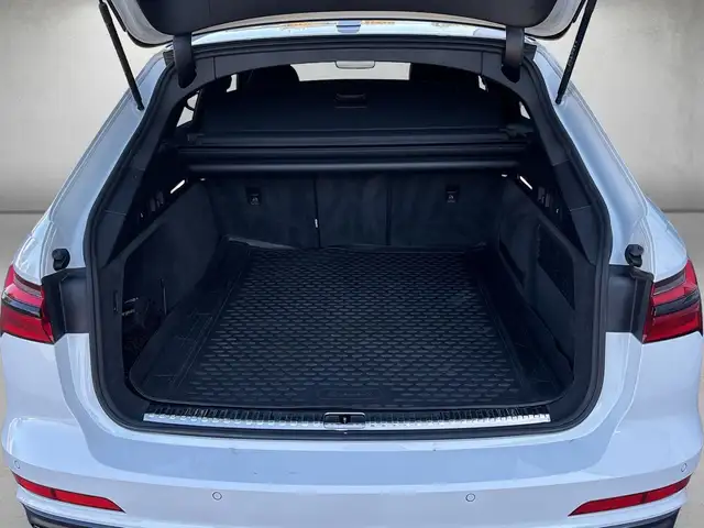 Audi A6 Avant view 5