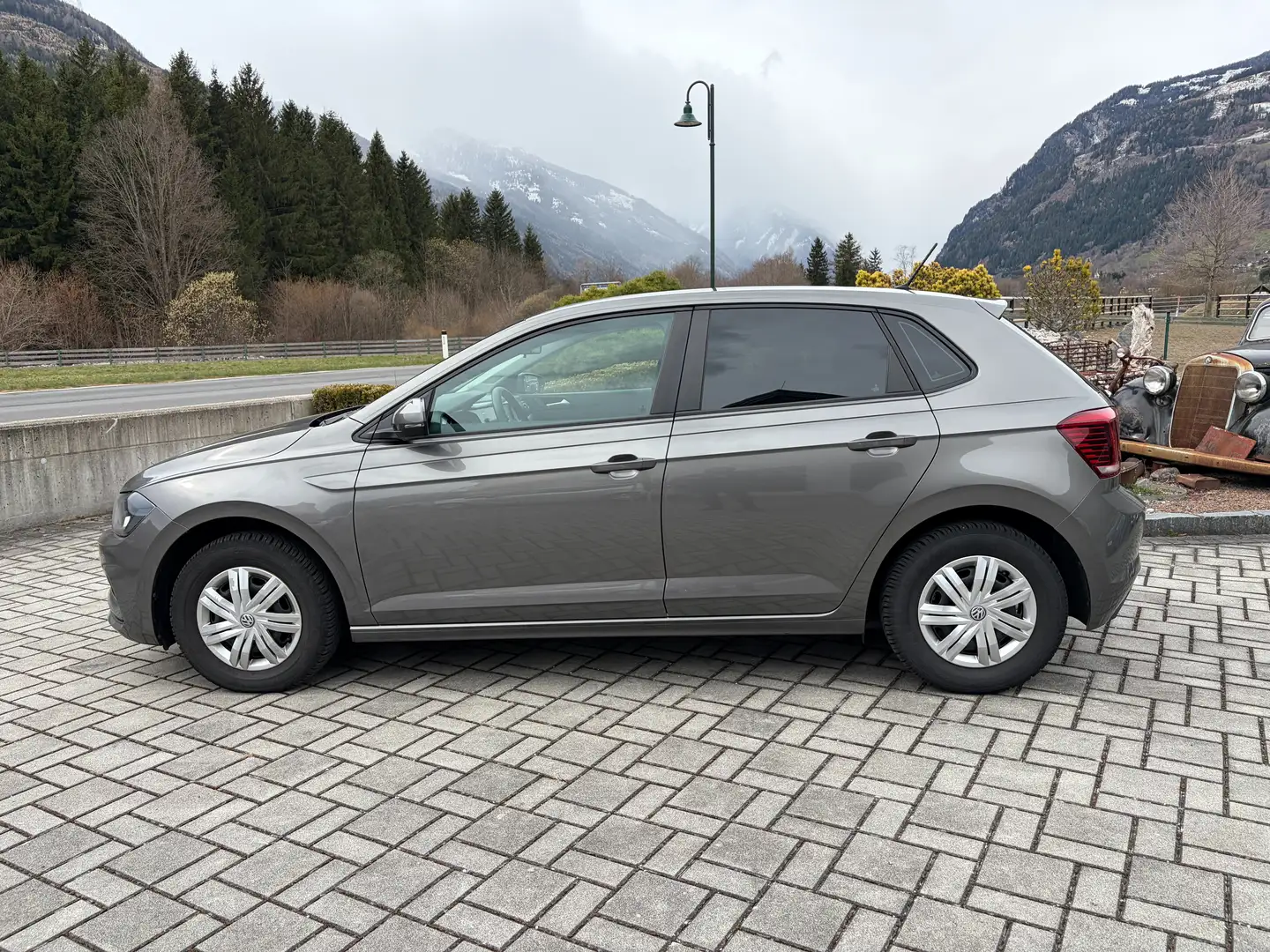 Volkswagen Polo 1,0 / TOP-Ausstattung! / PDC / Sitzheizung /Klima Grau - 2