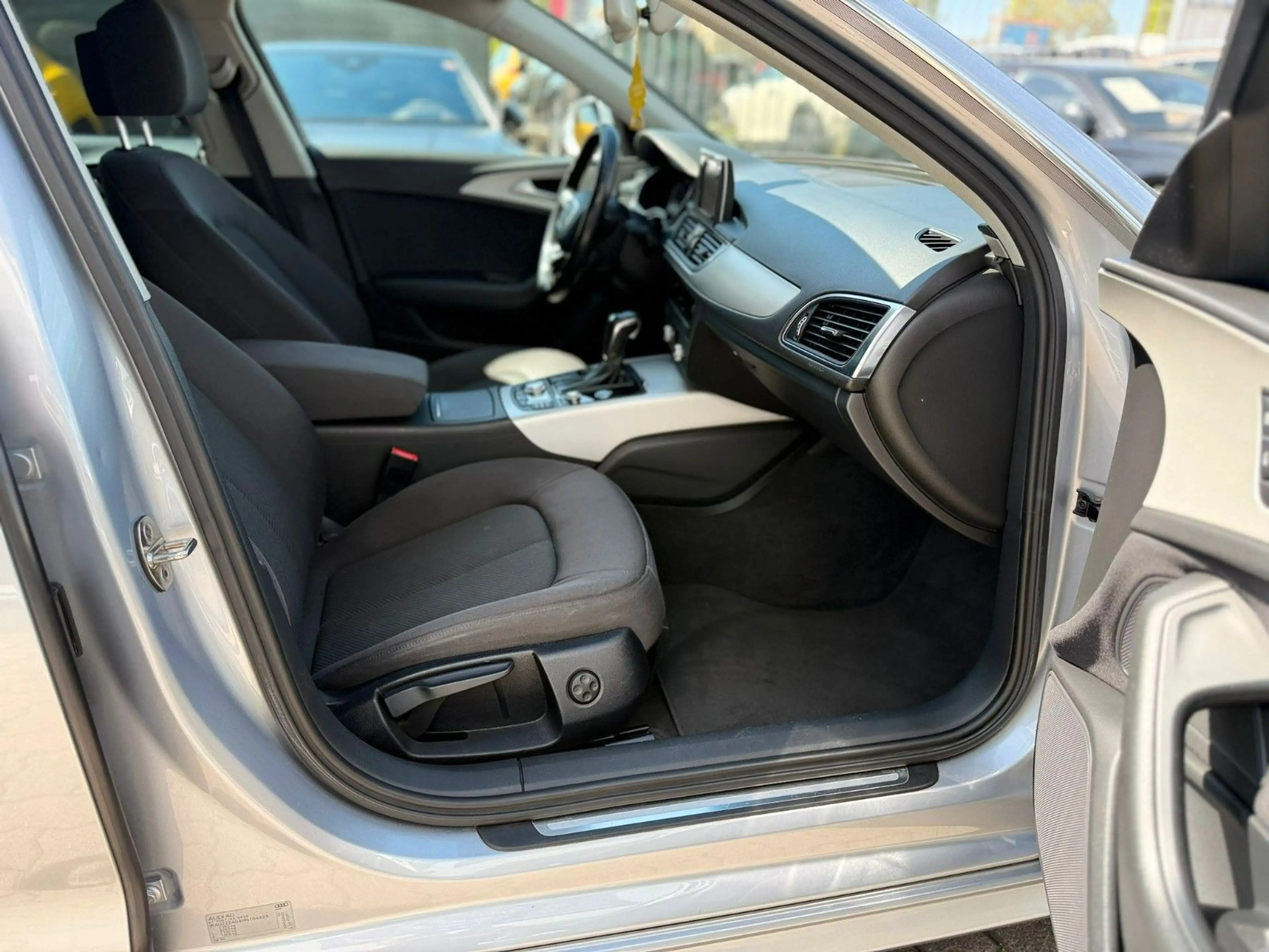 Audi A6 Avant 2.0 TDI ultra*KAMERA*AHK*TEMPOMAT*SHZG* — photo 11