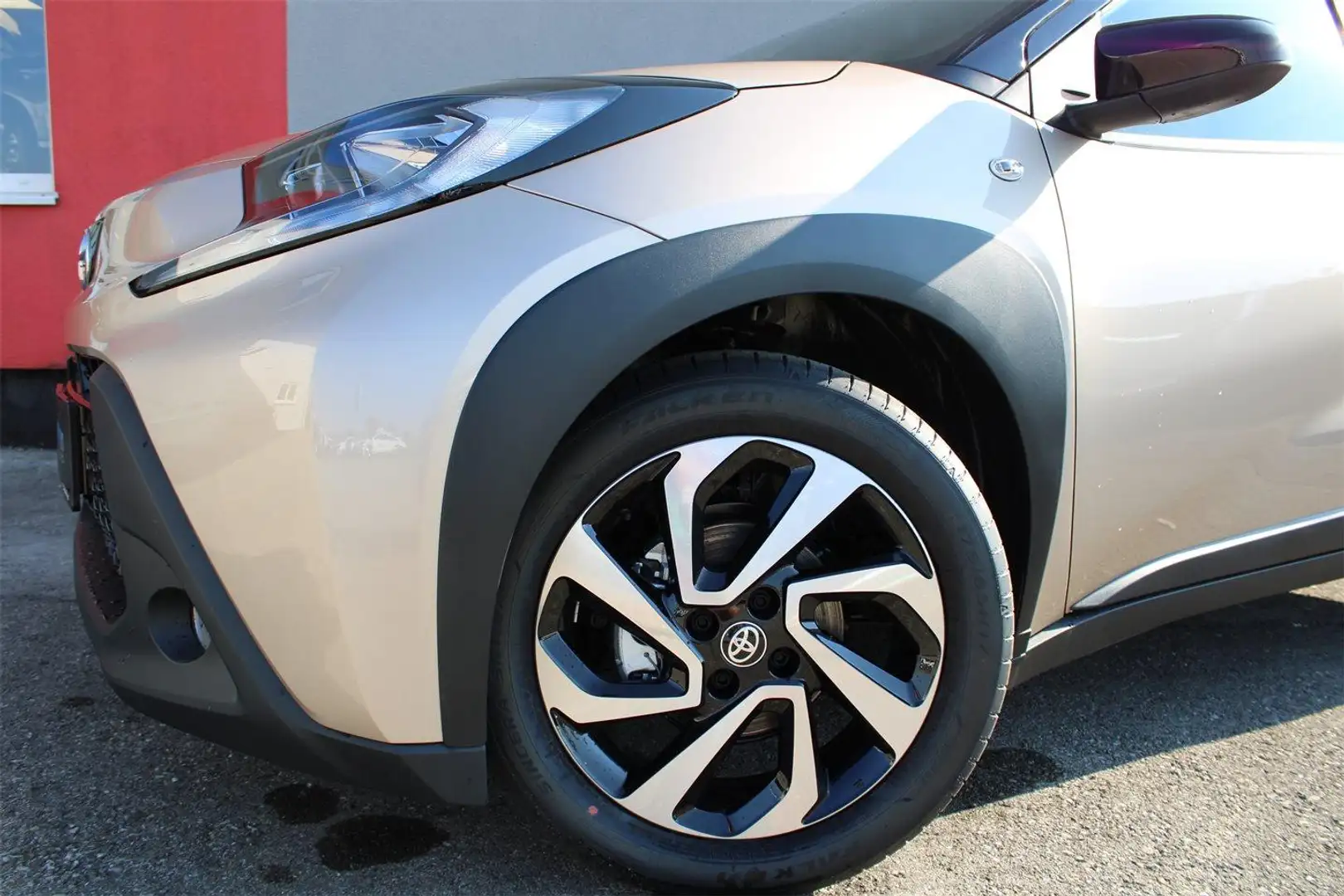 Toyota Aygo X AYGO X 1,0 l CVT Air Style + Komfort-Paket Beige - 2