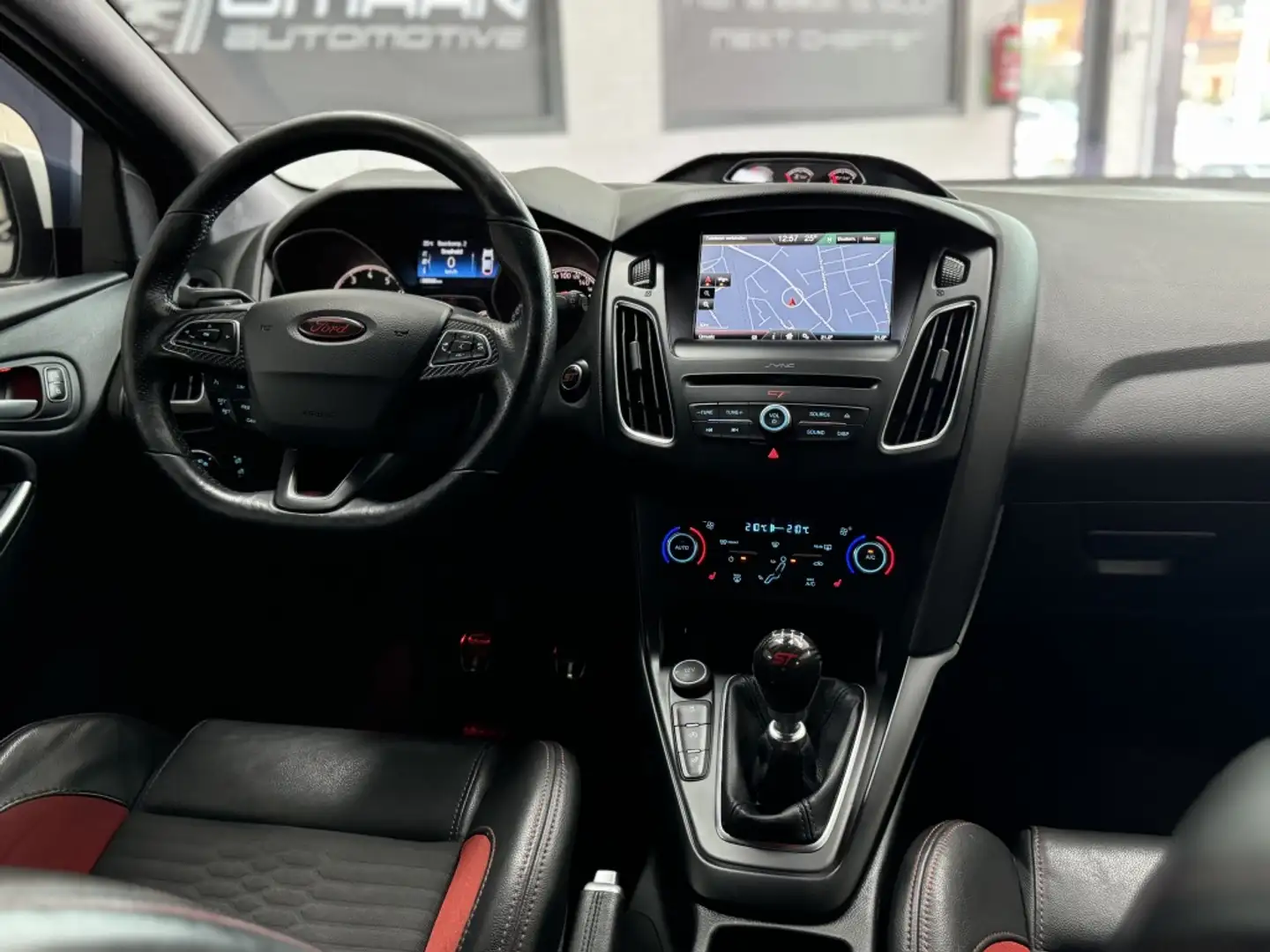 Ford Focus 2.0 ST-2 250PK 2016 RECARO MAXTON Wit - 2