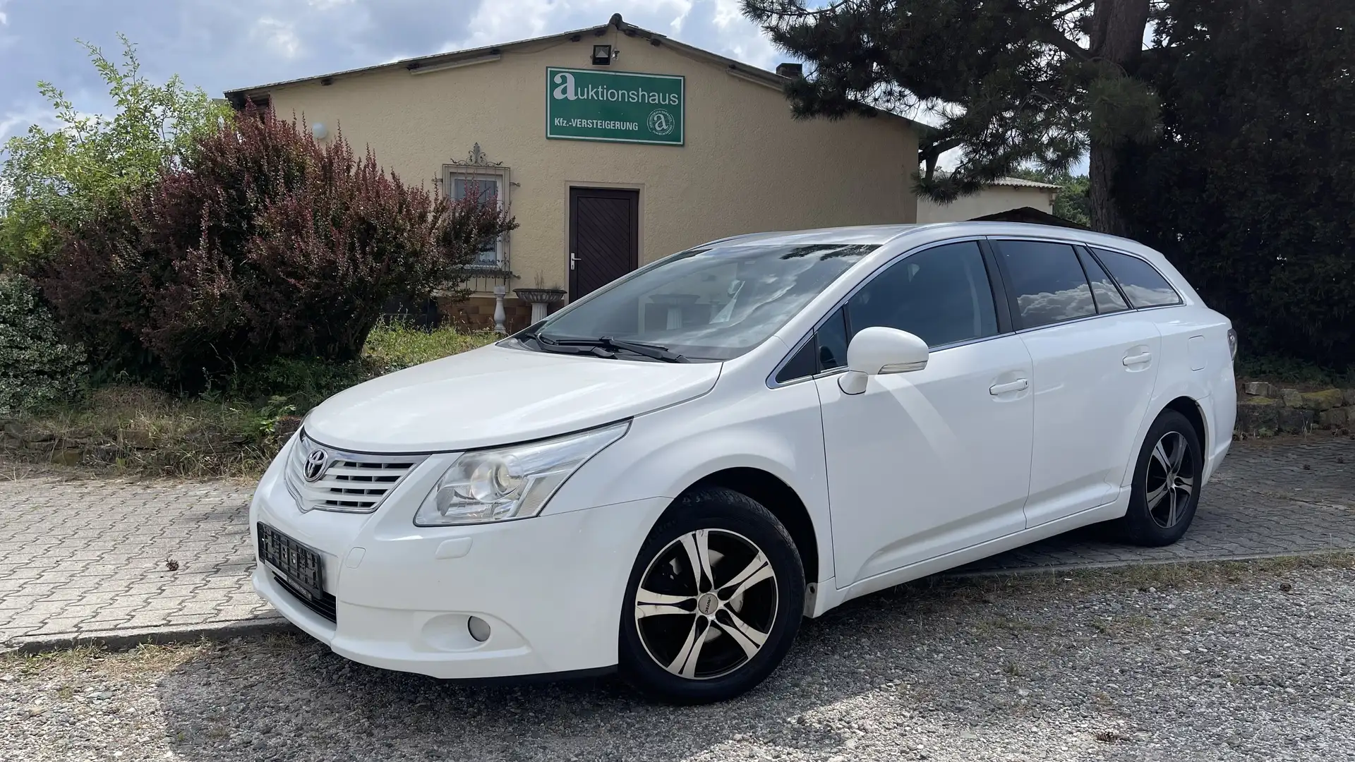 Toyota Avensis Kombi - Navi, Toyota Servicegepflegt, R-Camera - Blanc - 1