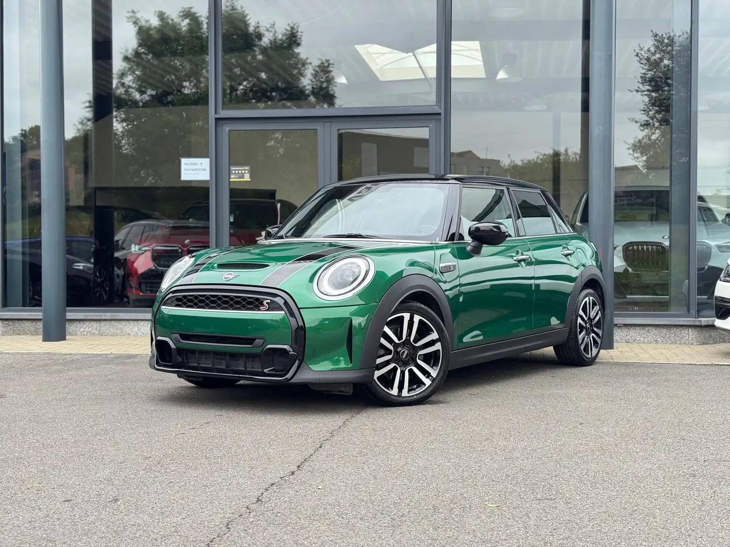 MINI Cooper S 5-deurs AUT. / CAM / LEER / NAVI / KEYL / CARPLAY Vert - 1