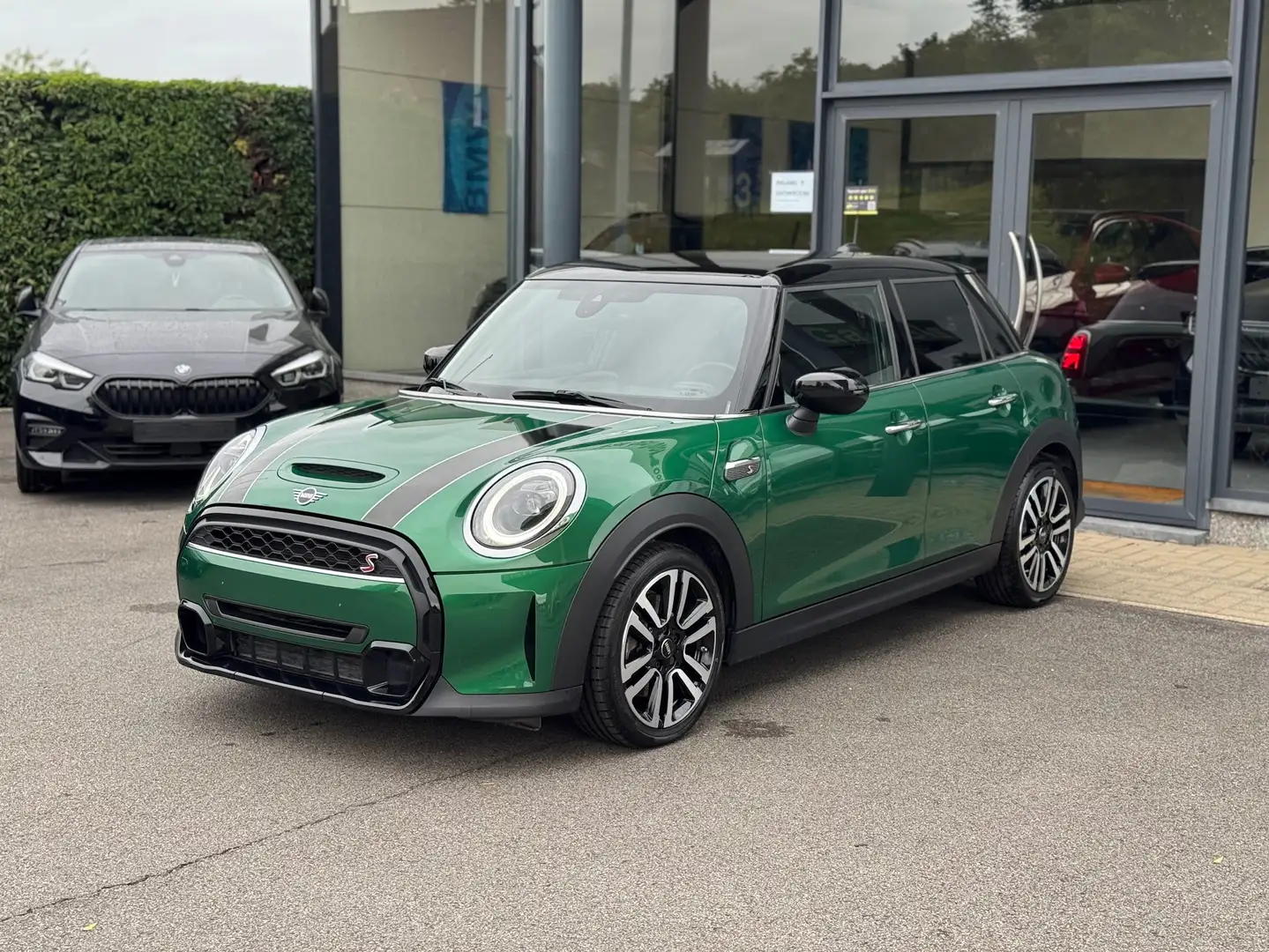 MINI Cooper S 5-deurs AUT. / CAM / LEER / NAVI / KEYL / CARPLAY Vert - 2