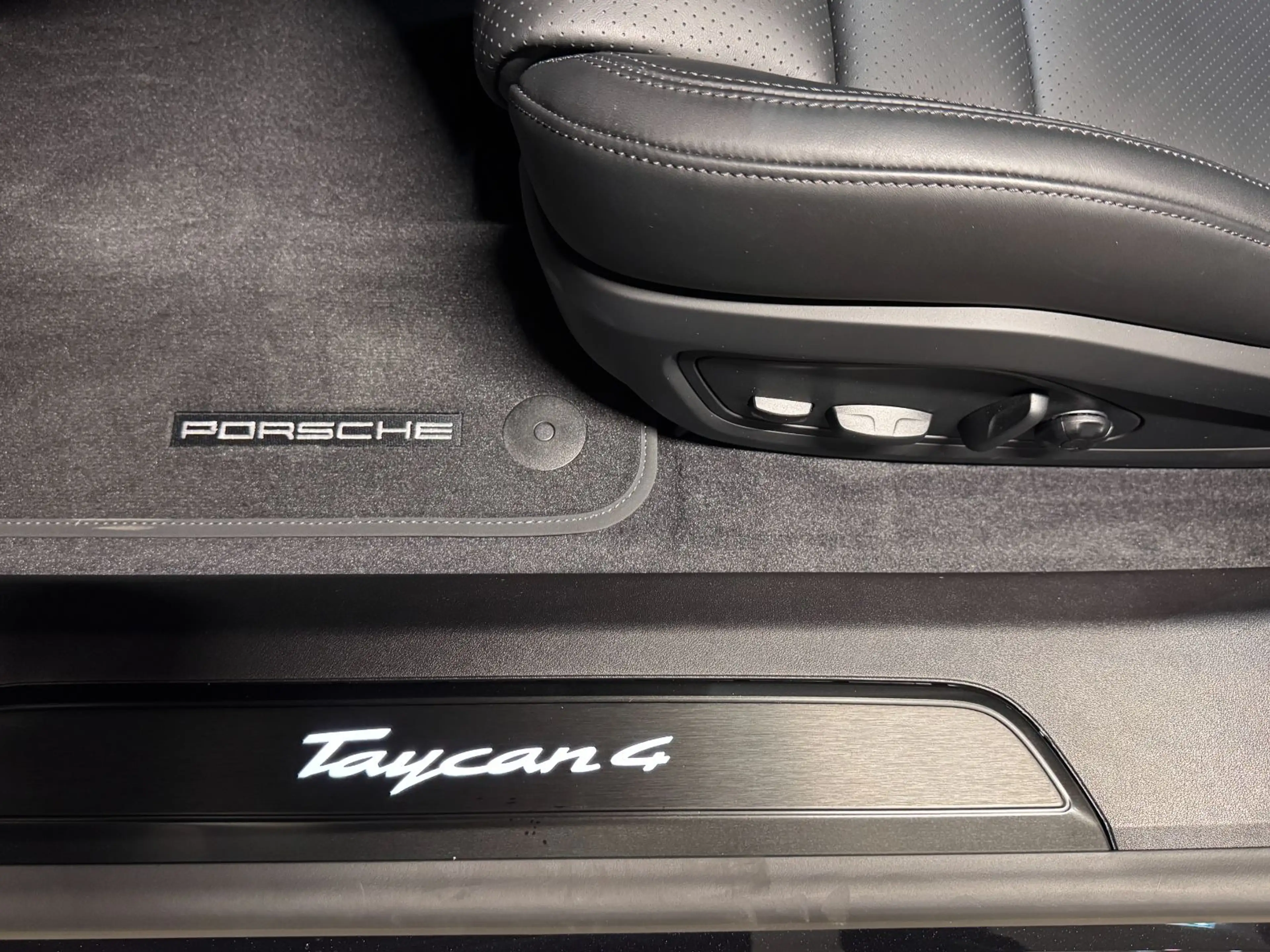 Porsche Taycan 4 Black Edition |HA-Lenkung |BOSE |Lederausstattun — photo 15