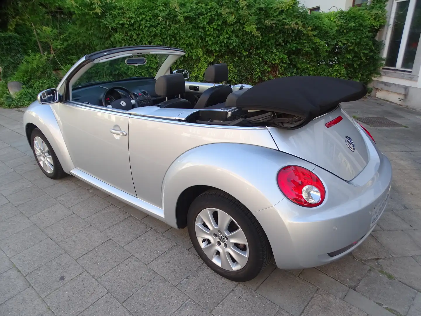 Volkswagen New Beetle Cabriolet en Gris occasion à Watermael-Boisfort pour  € 11 950,-