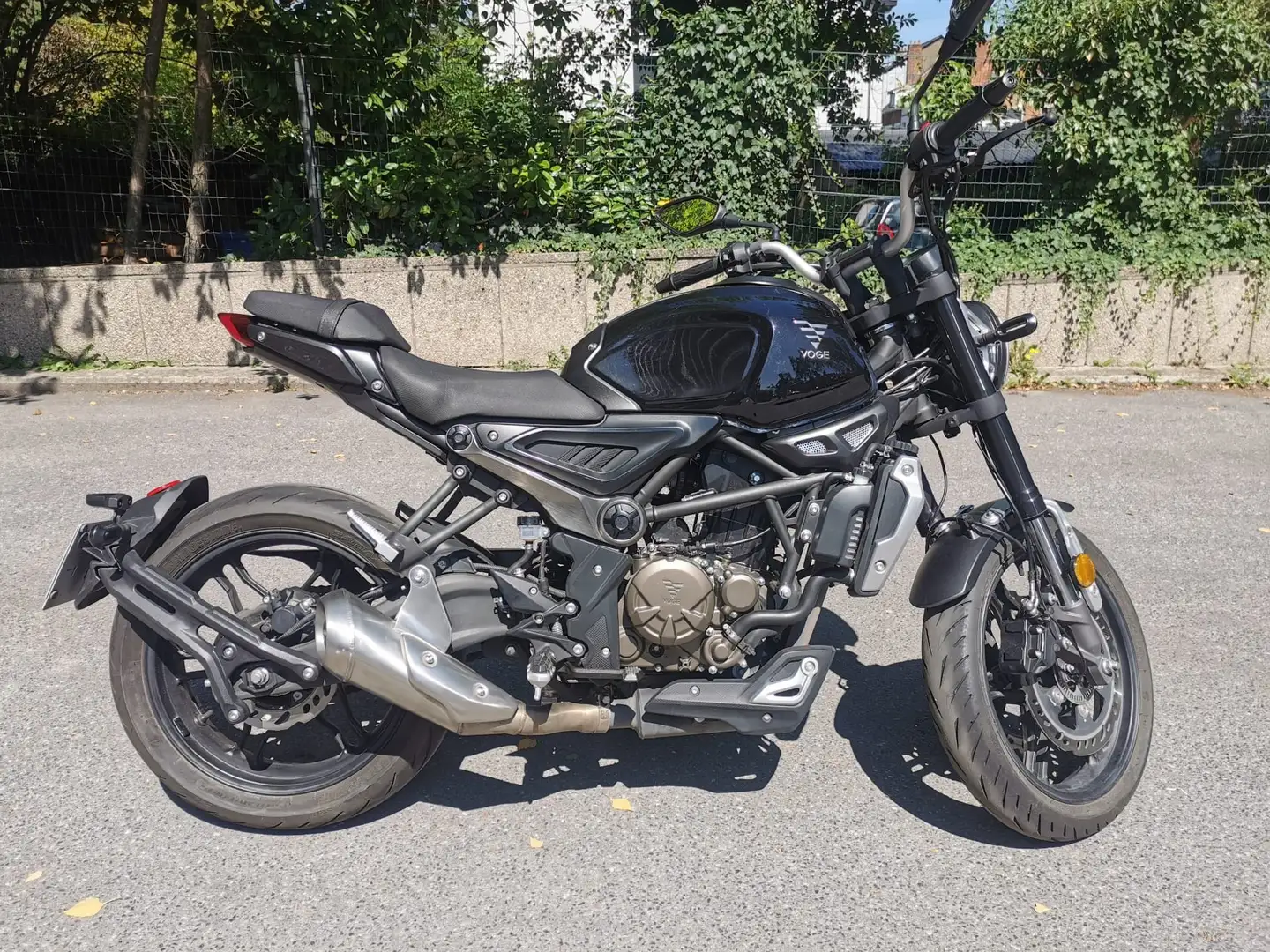 Voge 300AC Fekete - 1