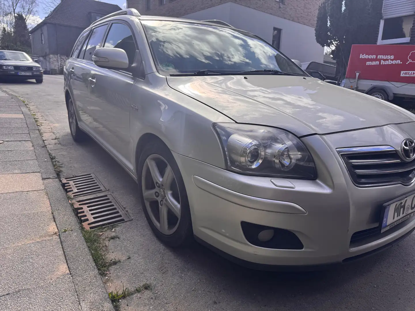 Toyota Avensis Avensis 2.2 D-CAT Combi Executive Stříbrná - 1