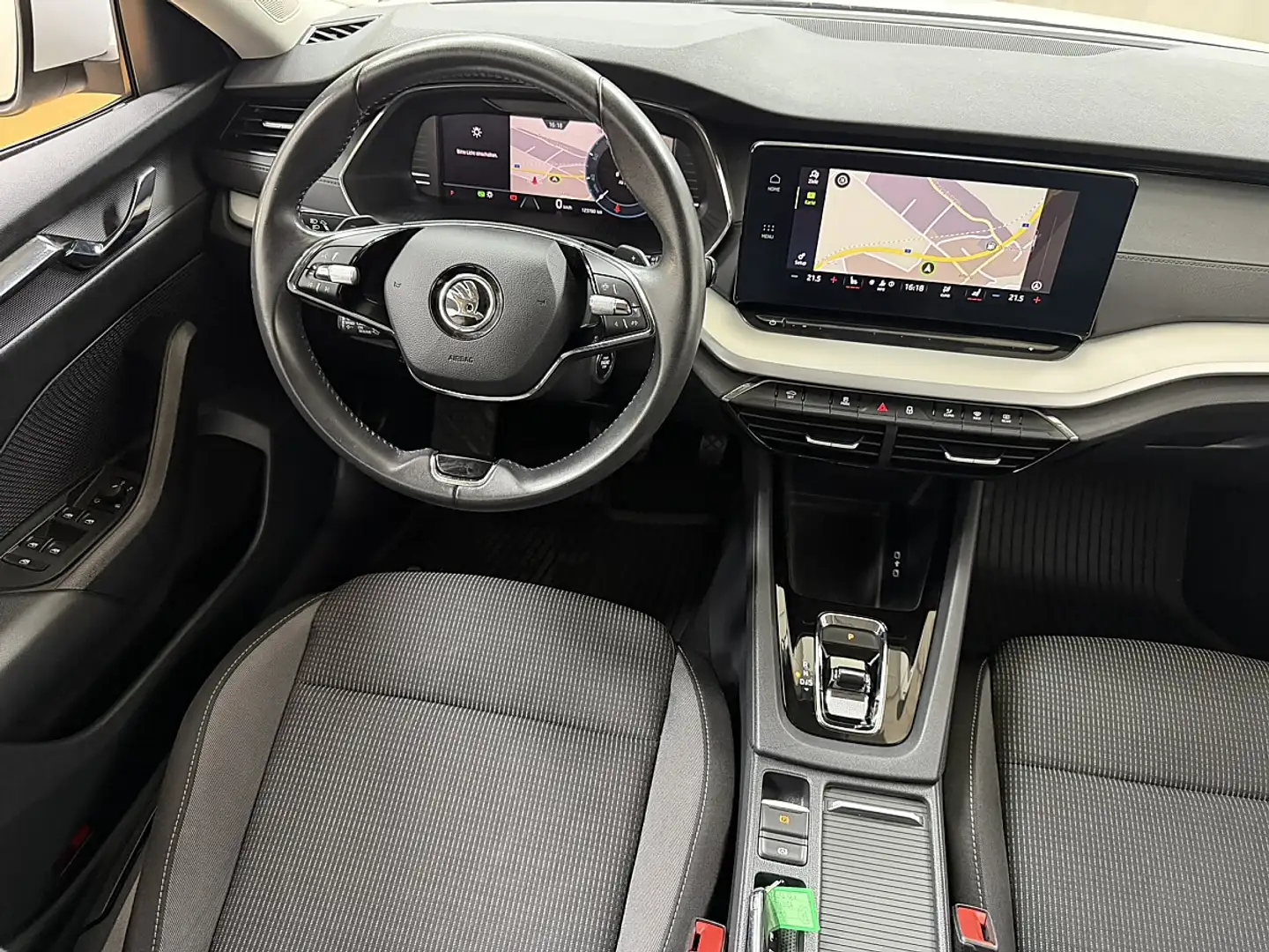 Skoda Octavia Combi 2,0 TDI Style DSG Weiß - 2