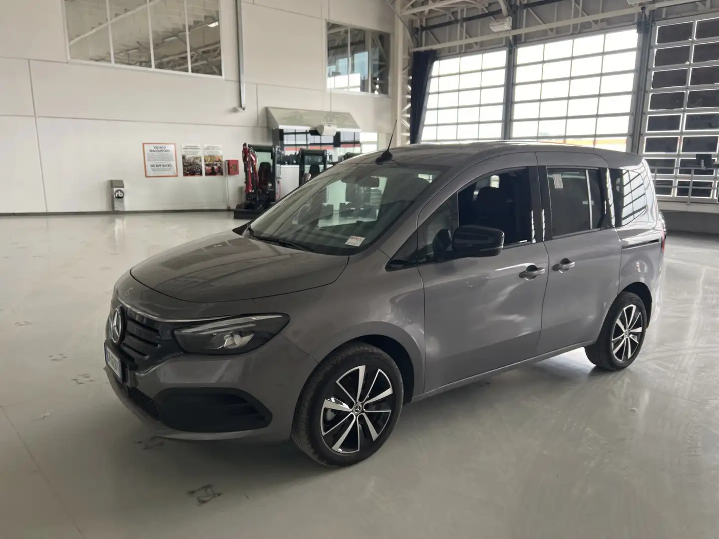 Mercedes-Benz EQT EQT 200 Premium Szary - 1