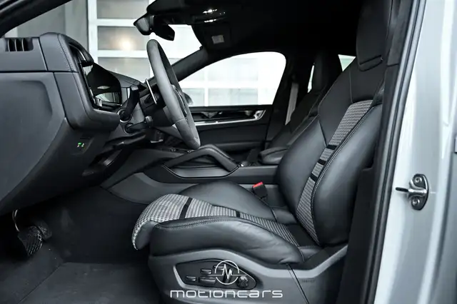 Porsche Cayenne view 12