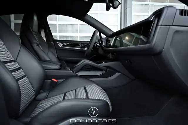 Porsche Cayenne view 18