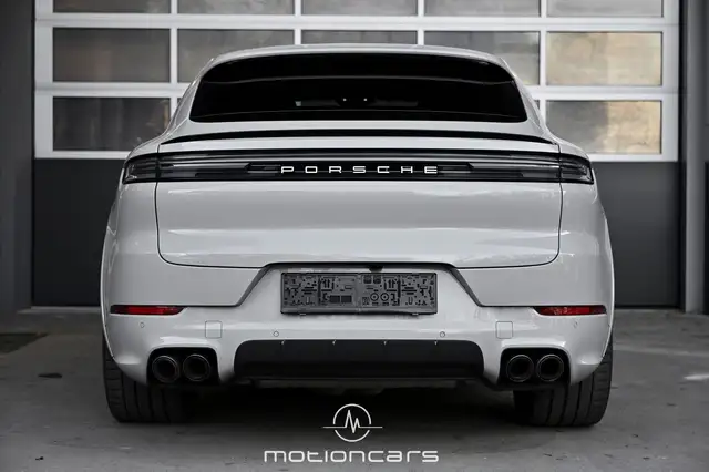 Porsche Cayenne view 4