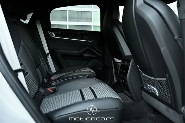 Porsche Cayenne view 24