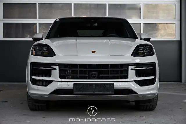 Porsche Cayenne view 3