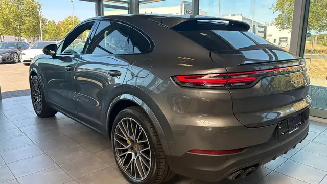 Porsche Cayenne view 6