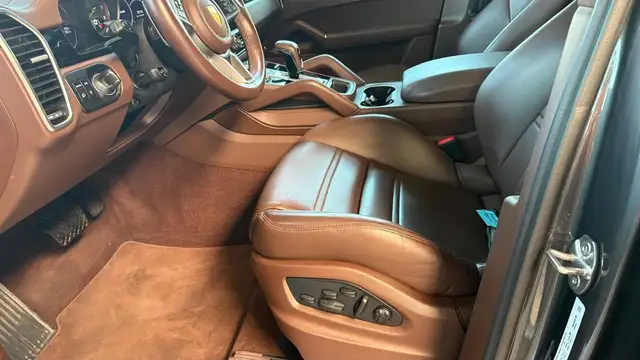 Porsche Cayenne view 10