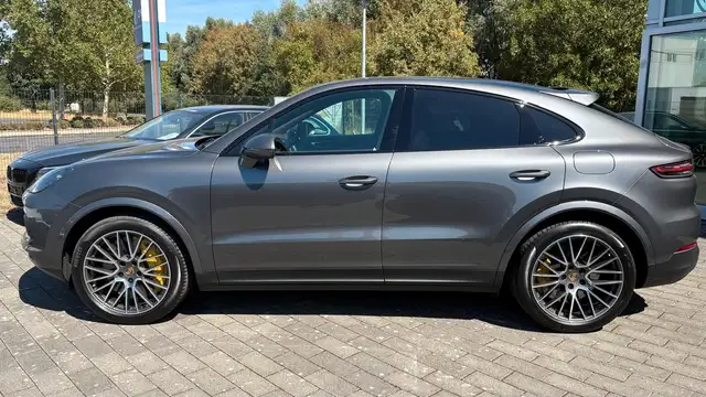 Porsche Cayenne view 2