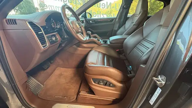 Porsche Cayenne view 11