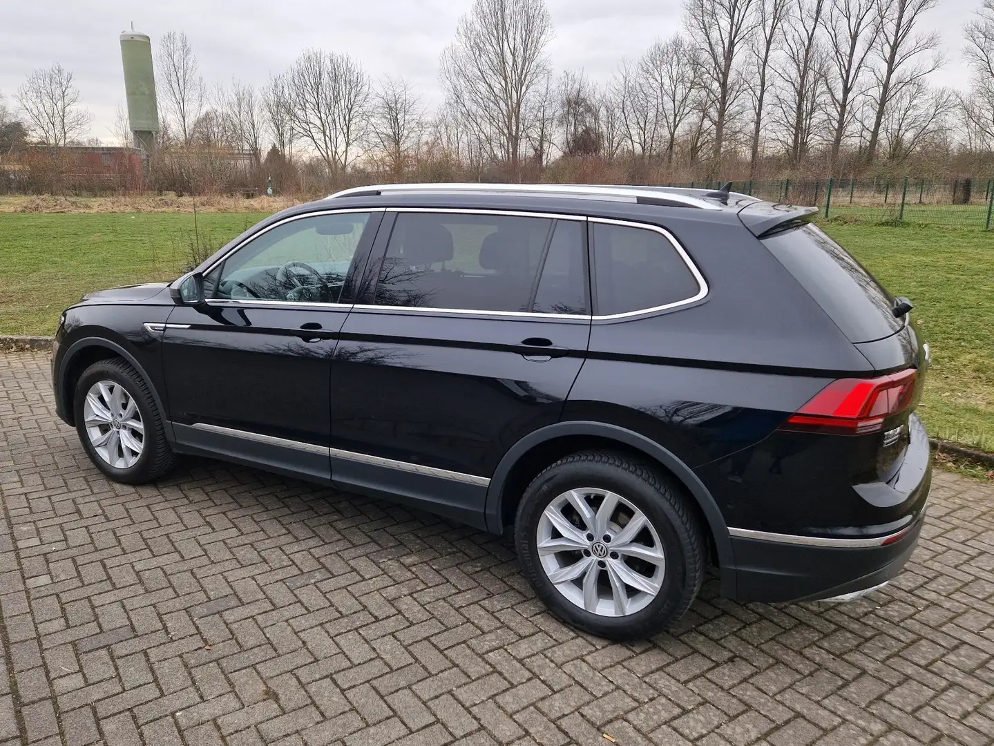 Volkswagen Tiguan Allspace Highline 4Motion Schwarz - 1