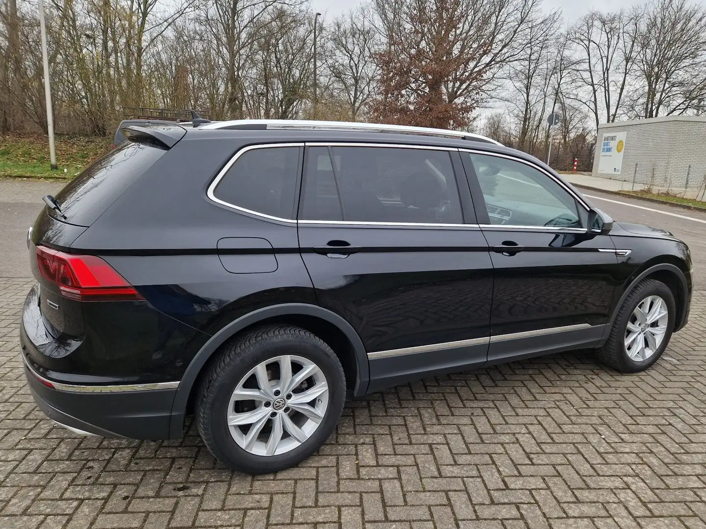 Volkswagen Tiguan Allspace Highline 4Motion Schwarz - 2