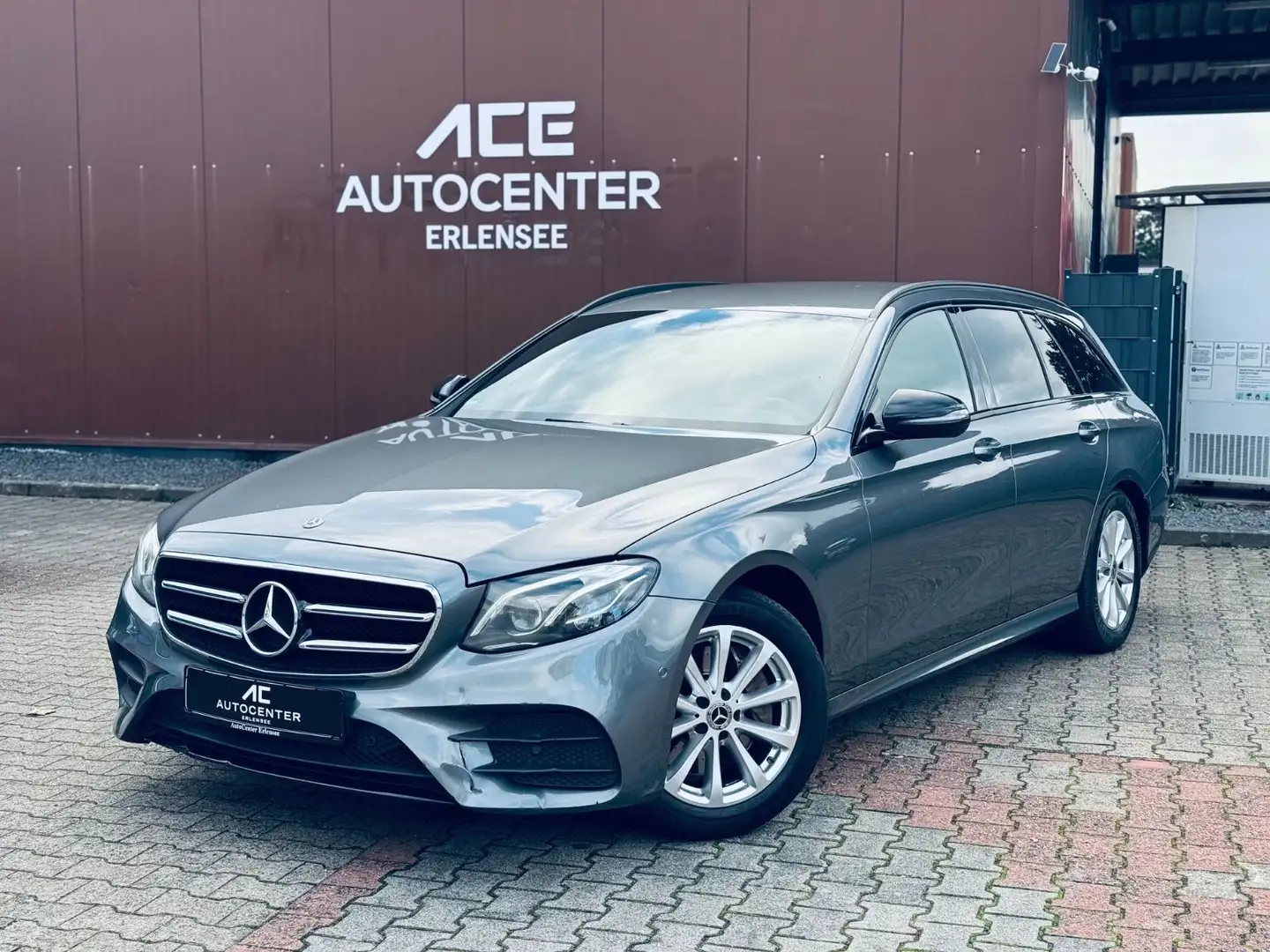 Mercedes-Benz E 220 d T AMG Line WIDESCREEN+BURMESTER+M-BEAM Grau - 1