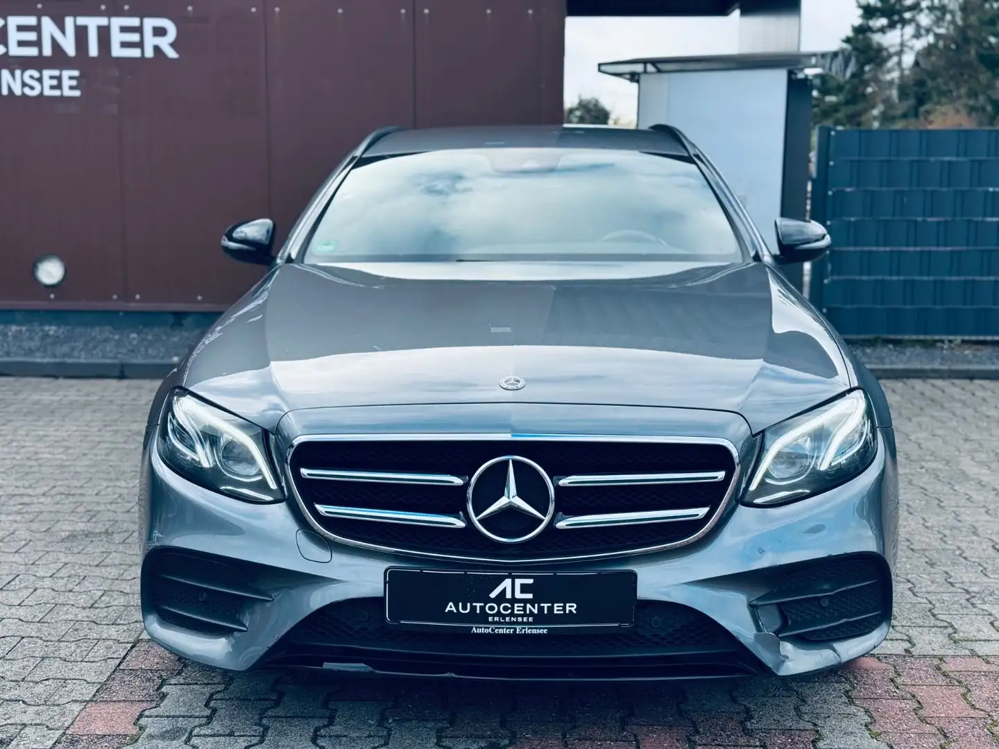 Mercedes-Benz E 220 d T AMG Line WIDESCREEN+BURMESTER+M-BEAM Grau - 2