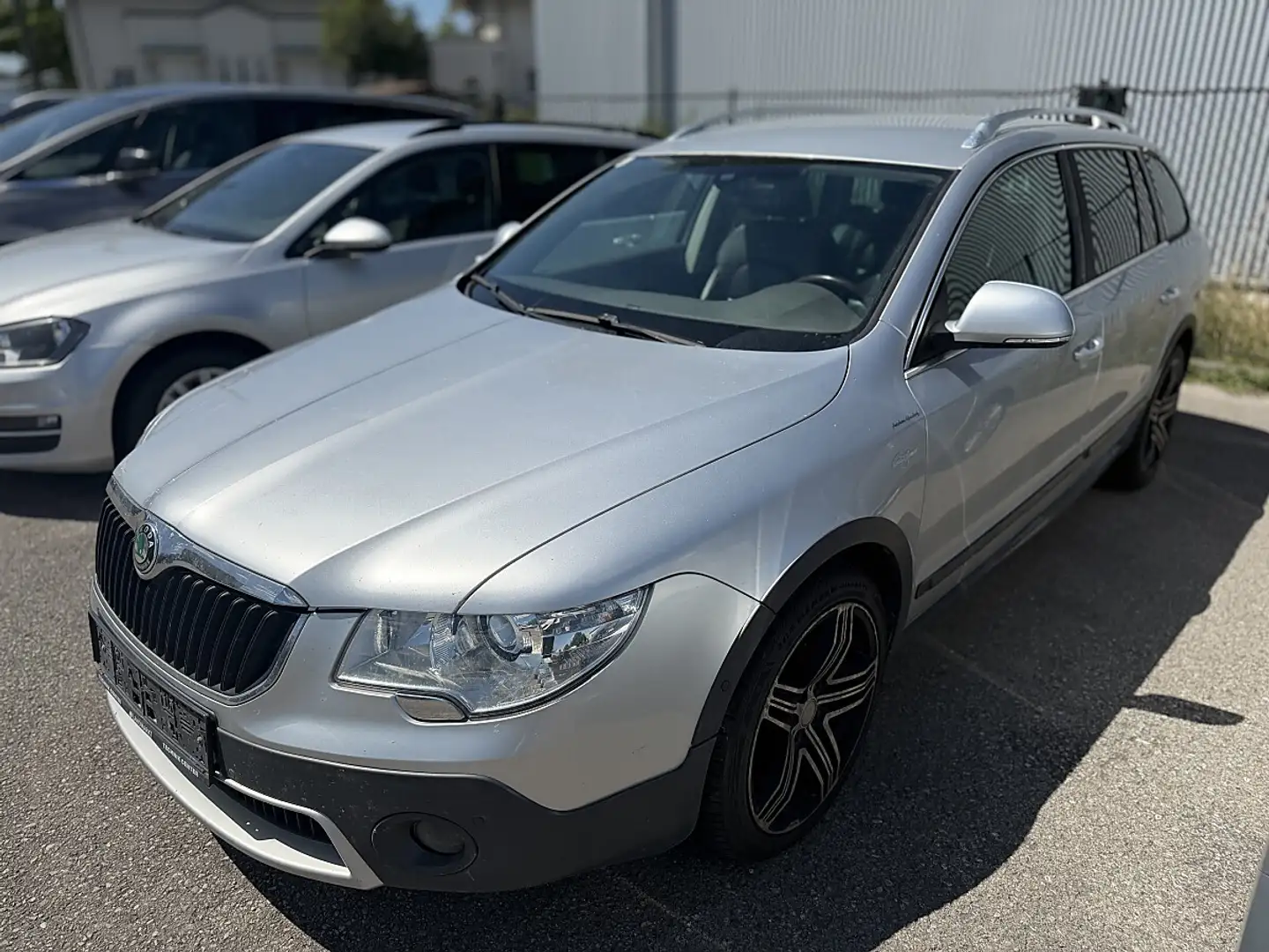 Skoda Superb Combi 4x4 Laurin&Klement 2,0 TDI CR DPF DSG Silber - 2