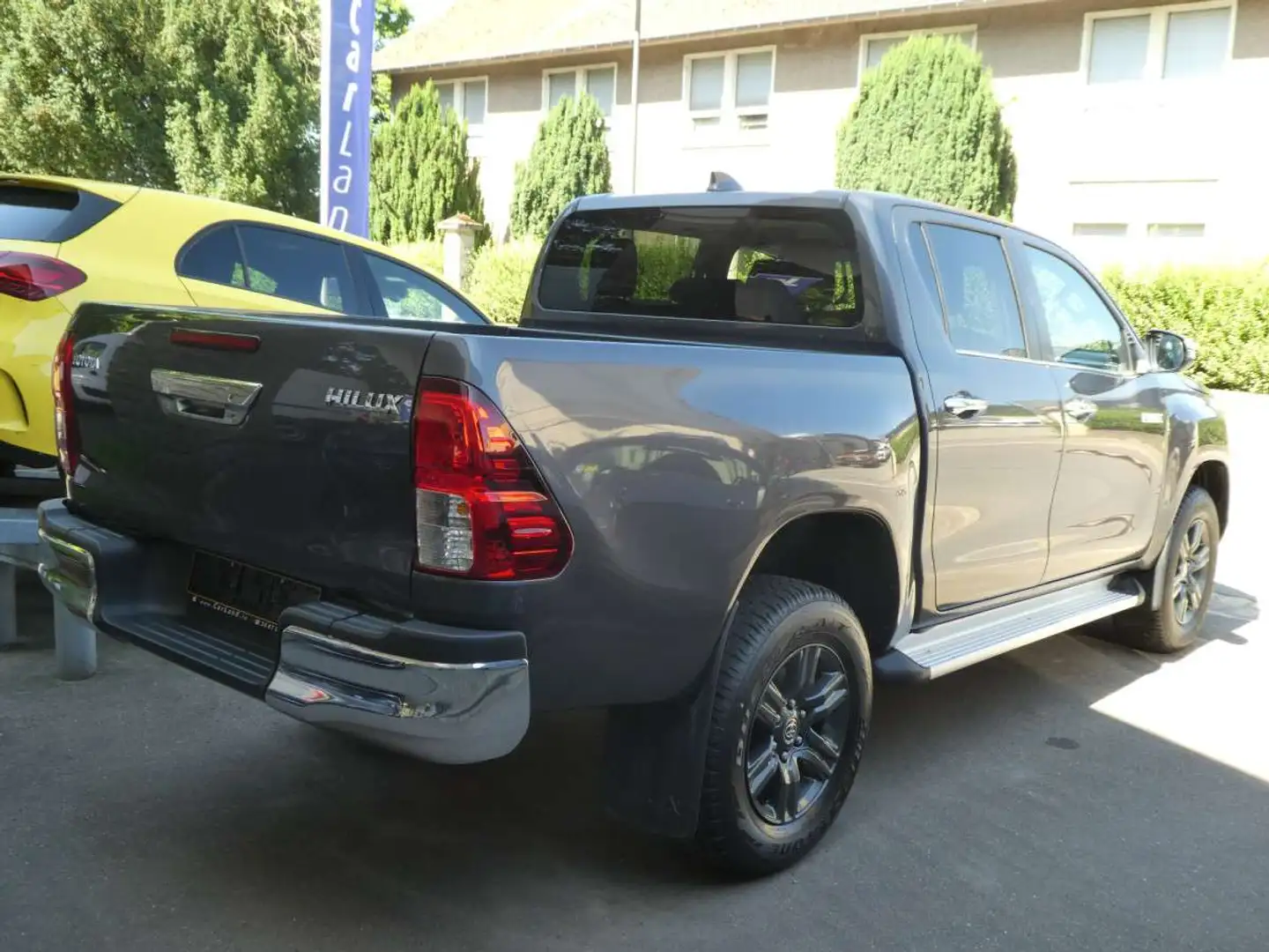 Toyota Hilux D-4D Auto. Double Cab. 4WD Comfort \5places\ Gris - 2