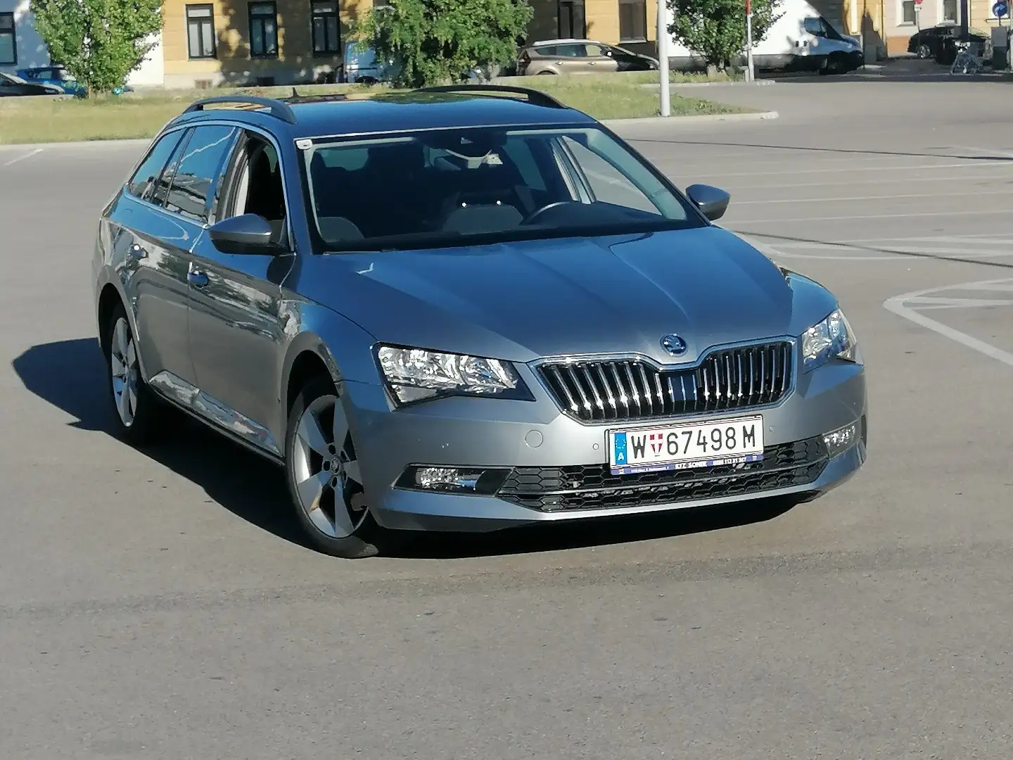 Skoda Superb Kombi 2,0 TDI  NEUE PICKERL!!! Grau - 2