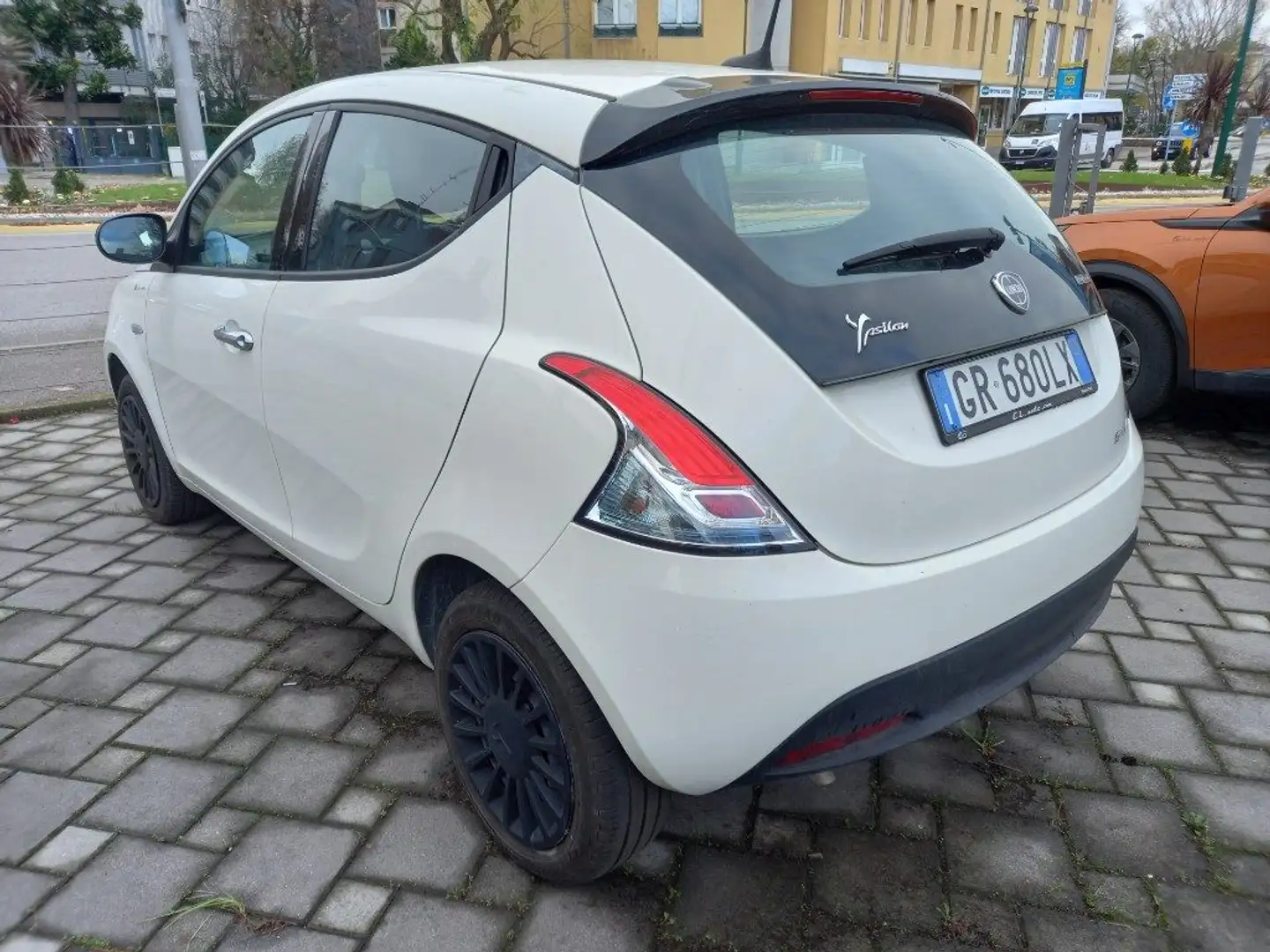 Lancia Ypsilon 1.0 FireFly 5 porte S&S Hybrid Silver Plus Blanc - 1