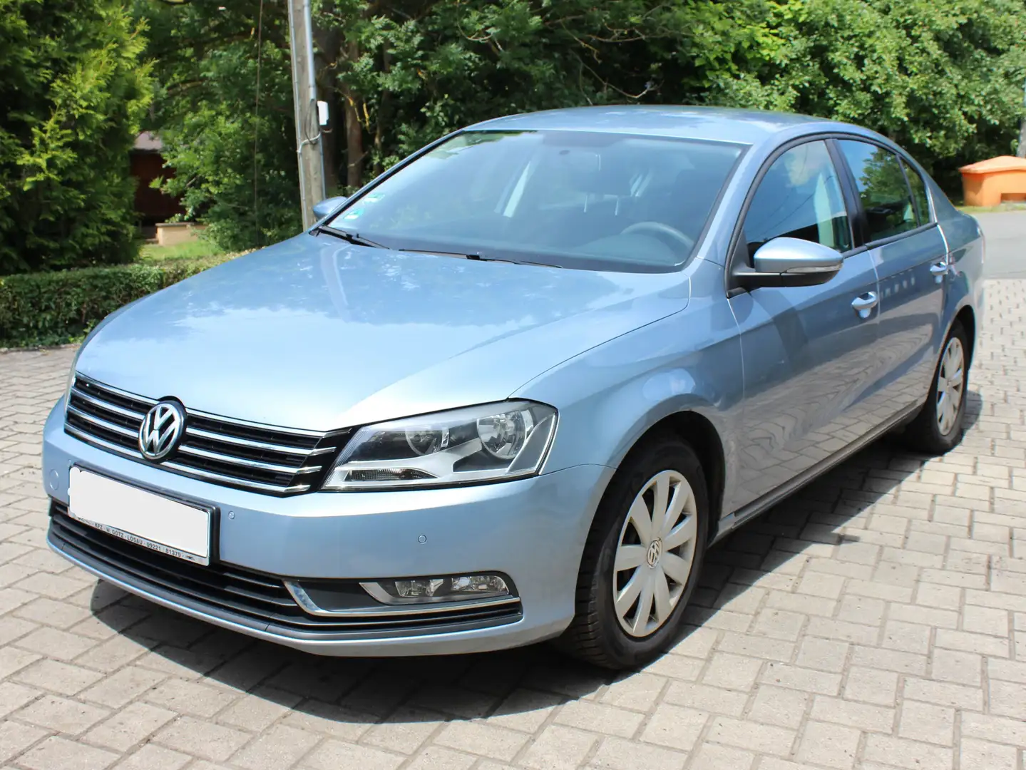 Volkswagen Passat 1.6 TDI Trendline BlueMotion, Limousine Grau - 1