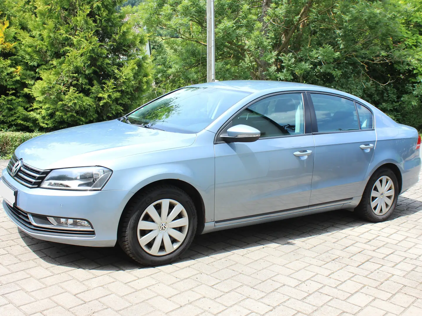 Volkswagen Passat 1.6 TDI Trendline BlueMotion, Limousine Grau - 2