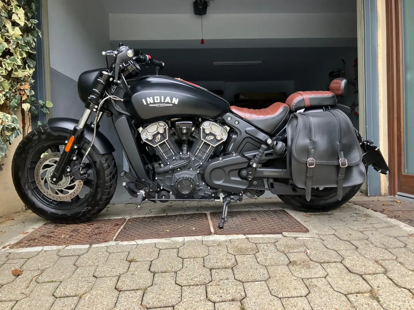 Indian Scout Bobber accessoriata Nero - 2