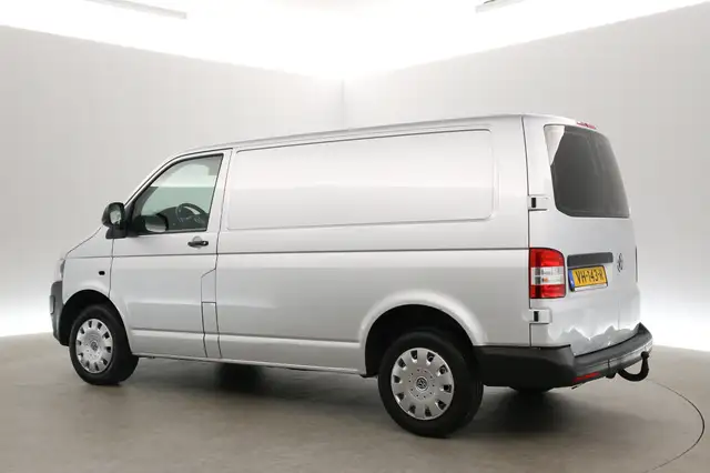 Volkswagen Transporter view 4