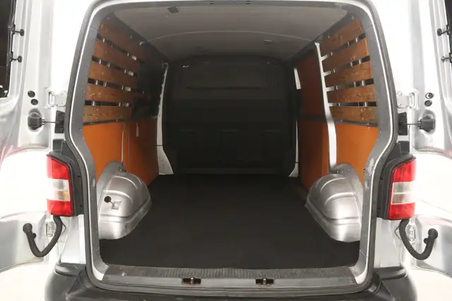 Volkswagen Transporter view 3
