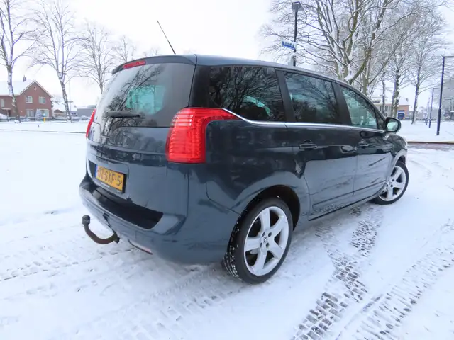 Peugeot 5008 view 2