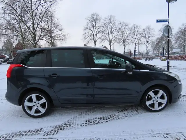 Peugeot 5008 view 5