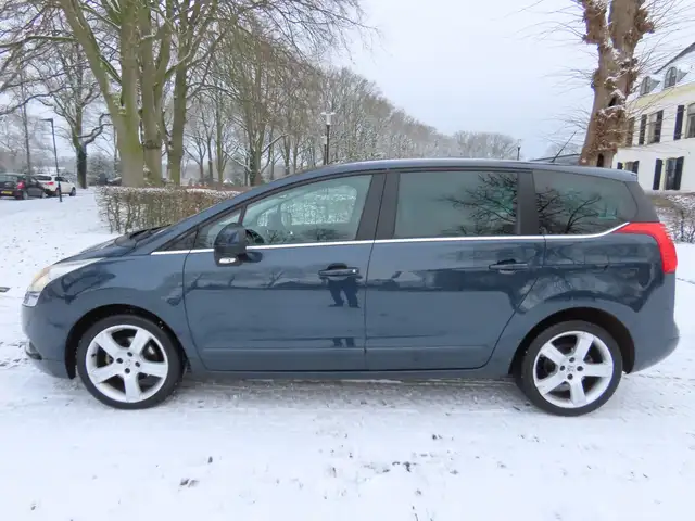 Peugeot 5008 view 3