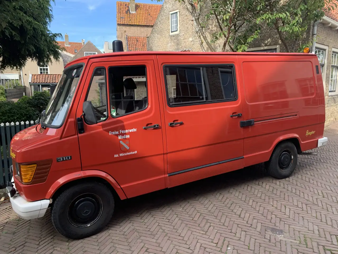Mercedes-Benz 210