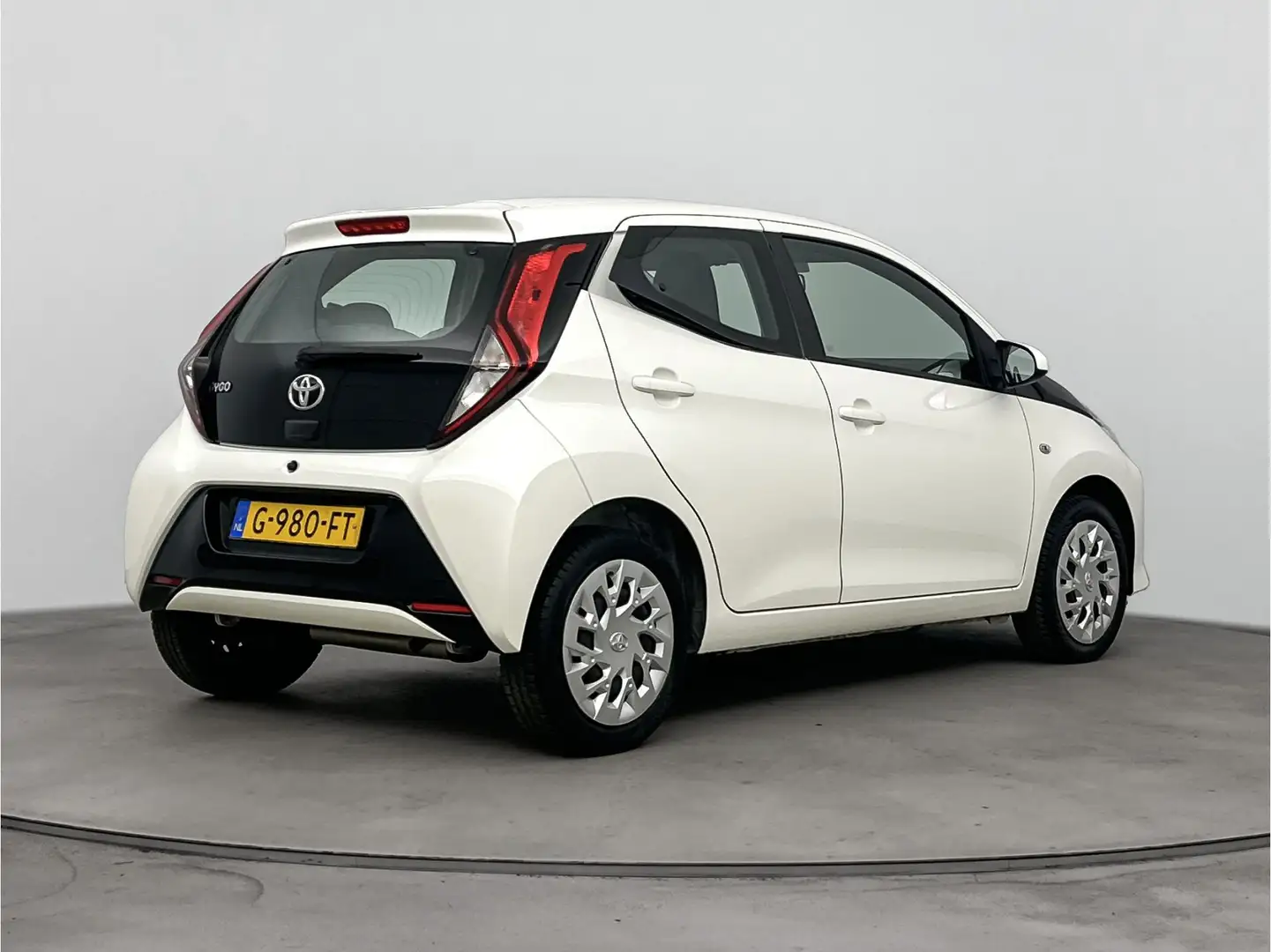 Toyota Aygo 1.0 VVT-i X-Nav | Navigatie | NL-Auto | Parkeercam Wit - 2